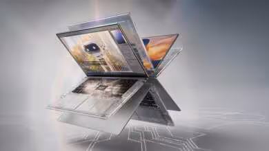 Ordinateurs portables NVIDIA RTX Spark sous Windows, présentés ouverts avec écrans inclinés et design futuriste argenté