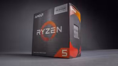 Boîte du processeur AMD Ryzen 5 5600X3D posée sur une surface sombre
