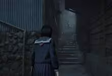 Personnage féminin en uniforme scolaire montant un escalier sombre dans une ruelle brumeuse de Silent Hill