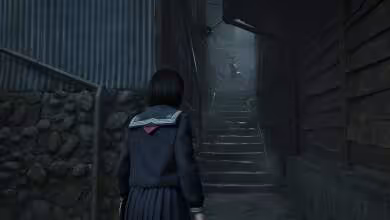 Personnage féminin en uniforme scolaire montant un escalier sombre dans une ruelle brumeuse de Silent Hill