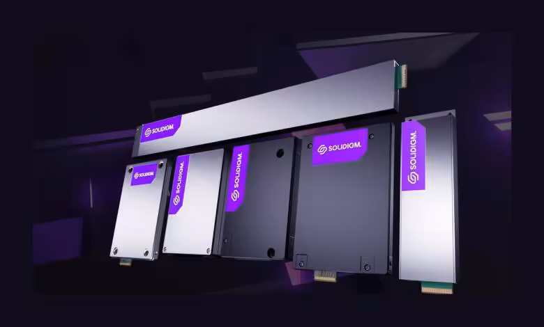 Solidigm prépare 45 milliards de dollars pour produire de la NAND aux États-Unis 1 SSD Solidigm Enterprise NVMe illustrés en formats M.2 et U.2, avec étiquettes violettes de la marque