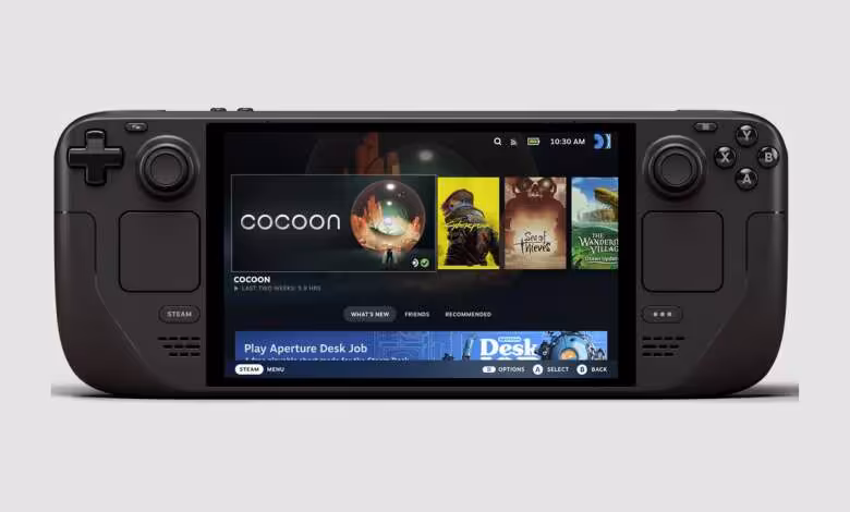 Steam Deck OLED : Valve rétablit le streaming HDR et revoit entièrement Remote Play 1 Console portable Valve Steam Deck OLED noire affichant l’interface Steam avec bibliothèque de jeux et commandes intégrées