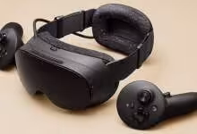 Casque VR Valve Steam Frame noir avec deux contrôleurs posés sur une surface beige