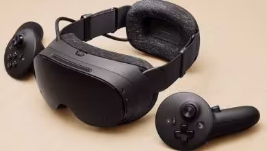 Casque VR Valve Steam Frame noir avec deux contrôleurs posés sur une surface beige