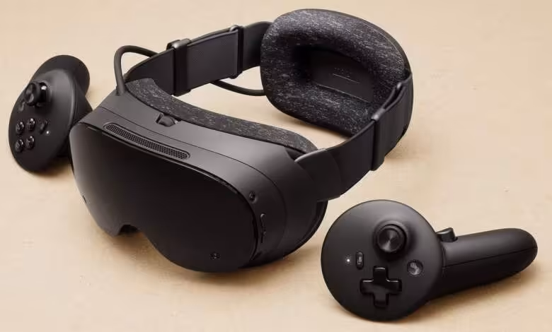 Casque VR Valve Steam Frame noir avec deux contrôleurs posés sur une surface beige