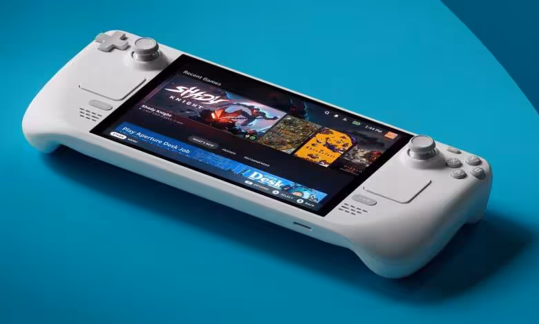 Steam Proton automatise le lancement des programmes Windows ajoutés sous Linux 1 Console portable Valve Steam Deck blanche affichant l’interface Steam et plusieurs jeux à l’écran