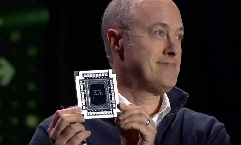 Substrats ABF : NVIDIA, AMD et Intel auraient engagé plus de 5 milliards de dollars 1 Pat Gelsinger, dirigeant d’Intel, présente un processeur sur substrat lors d’une conférence