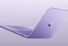 Ordinateur portable Microsoft Surface violet ouvert, vu de profil sur fond lavande
