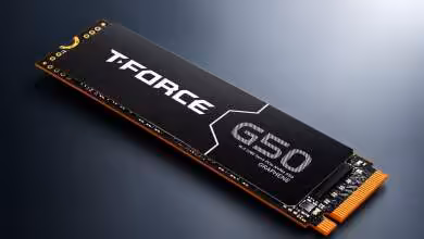 SSD NVMe TeamGroup T-Force G50 PCIe 4.0 noir posé sur une surface sombre