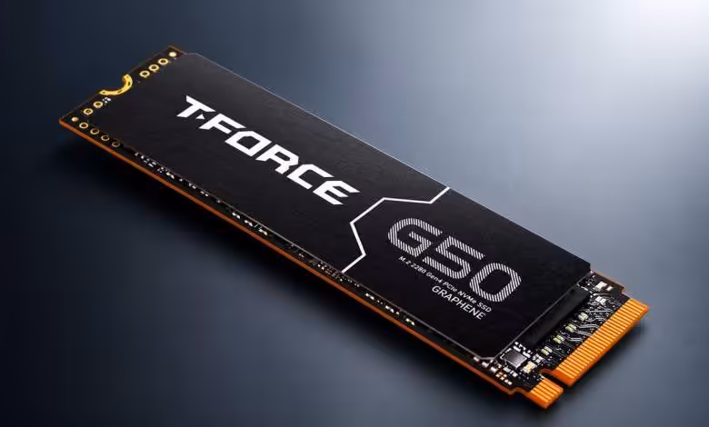 T-Force G50 4 To : le SSD PCIe 4.0 chute à 415 dollars grâce à un code promo 1 SSD NVMe TeamGroup T-Force G50 PCIe 4.0 noir posé sur une surface sombre