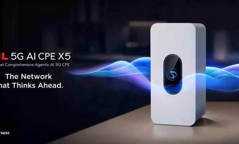 TCL X5 : un routeur 5G piloté par IA qui promet jusqu’à 7,01 Gbps en réception 1 Routeur 5G TCL AlCFP X5 blanc, design vertical avec écran central noir et visuel d’ondes lumineuses IA