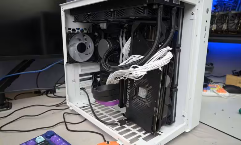 Température GPU : un montage latéral fait chuter le hotspot de 19 °C en charge 1 Carte graphique NVIDIA GeForce RTX en montage vertical dans un boîtier blanc sur bureau