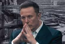 Elon Musk en costume devant une usine industrielle, illustration liée au recrutement de Terafab chez Samsung