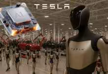 Usine Tesla avec robots humanoïdes Optimus, véhicules rouges et illustration d’une puce IA AI5 en surimpression