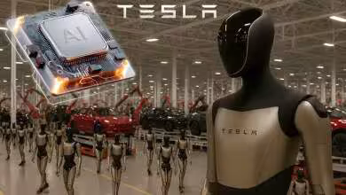 Usine Tesla avec robots humanoïdes Optimus, véhicules rouges et illustration d’une puce IA AI5 en surimpression