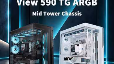Deux boîtiers Thermaltake View 590 TG ARGB noir et blanc avec configurations RGB dans décor futuriste