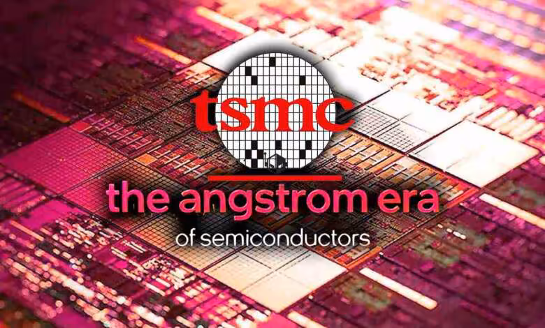 TSMC A14 : production de masse début 2028 et capacité largement supérieure à Intel 1 Logo TSMC sur illustration de puce électronique rose évoquant l’ère angström des semi-conducteurs