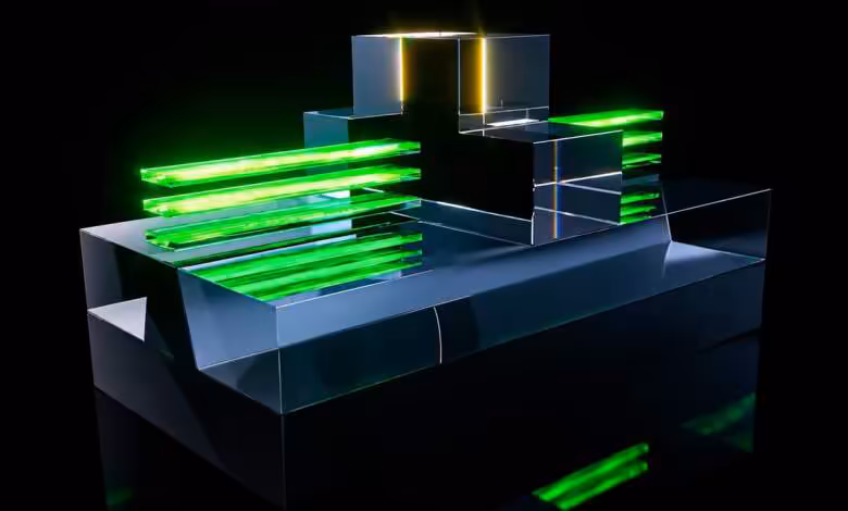 TSMC A14 : la cellule SRAM rétrécira enfin après huit années de stagnation 1 Illustration 3D abstraite d’une architecture de puce électronique, avec couches lumineuses vertes sur fond noir