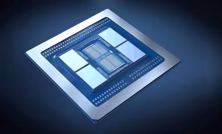 TSMC CoWoS : la pression de l’IA pourrait provoquer une hausse des prix de 20 % 1 Illustration d’un package TSMC CoWoS avec interposeur, puce centrale et quatre modules mémoire HBM visibles