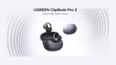Écouteurs ouverts UGREEN ClipBuds Pro 2 noirs avec boîtier de charge sur fond blanc ondulé