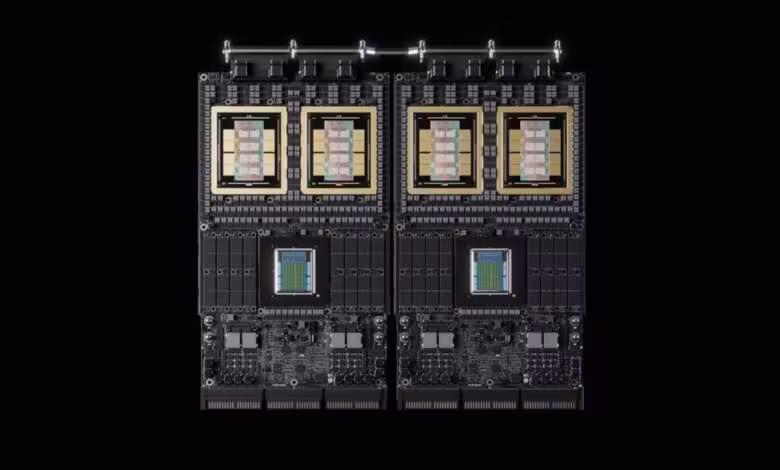 Vera Rubin : NVIDIA réduit les débits HBM4 et NVLink de sa plateforme IA 1 Deux modules NVIDIA Vera Rubin avec puces HBM et processeurs sur fond noir