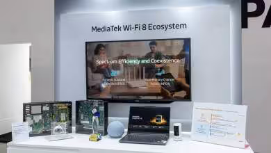 Stand MediaTek Wi-Fi 8 Ecosystem avec téléviseur, cartes réseau, routeur maillé et ordinateur portable de démonstration
