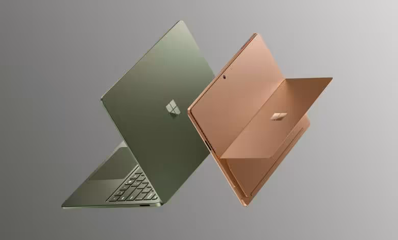 Windows 11 : les revenus OEM et Surface de Microsoft chutent de 22 % sur un an 1 Deux ordinateurs portables Microsoft Surface verts et cuivre flottant sur fond gris, vus de dos et de profil