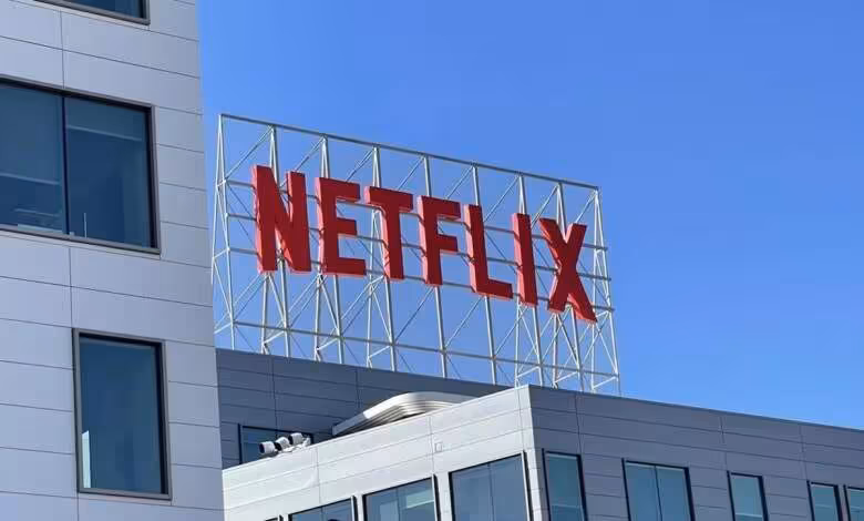 Xbox et Netflix : un accord à 500 millions de dollars aurait échoué sur le prix 1 Enseigne rouge Netflix sur la façade d’un bâtiment sous ciel bleu