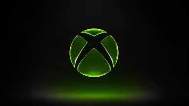 Logo Xbox vert lumineux sur fond noir, symbole circulaire avec croix X stylisée