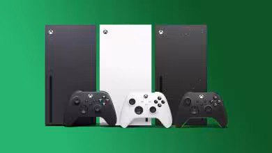 Consoles Microsoft Xbox Series X et Series S avec trois manettes Xbox sur fond vert
