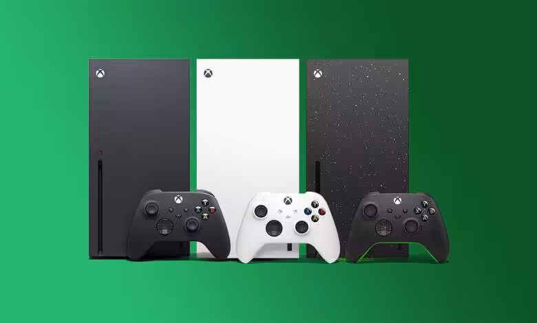 Xbox Series X : Microsoft pousse les joueurs inactifs à revendre leur console 1 Consoles Microsoft Xbox Series X et Series S avec trois manettes Xbox sur fond vert
