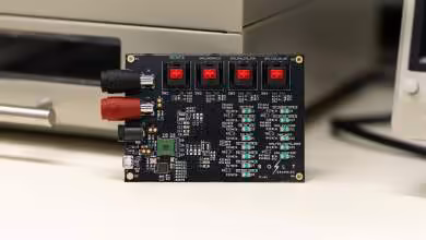 Carte de validation Bolt Graphics Zeus avec connecteurs, interrupteurs rouges et LED, photographiée sur un bureau