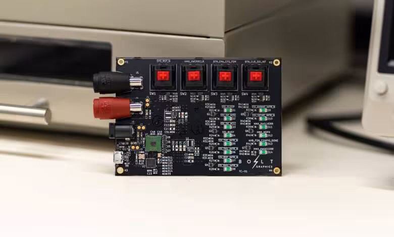 Zeus GPU : Bolt Graphics valide son premier silicium avant une sortie prévue en 2028 1 Carte de validation Bolt Graphics Zeus avec connecteurs, interrupteurs rouges et LED, photographiée sur un bureau