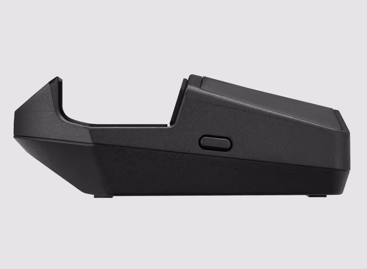 ROG Bulwark Dock DG310 : HDMI 2.1, 4K à 144 Hz et charge jusqu’à 80 W 4 Vue latérale du dock ASUS ROG Bulwark DG310 avec support incliné pour console portable