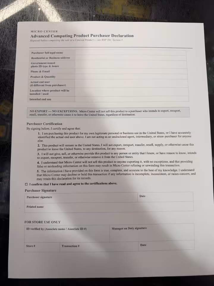 RTX 5090 : Micro Center réclamerait une pièce d’identité et un engagement signé 2 Formulaire Micro Center Advanced Computing Product Purchase Declaration photographié sur une table