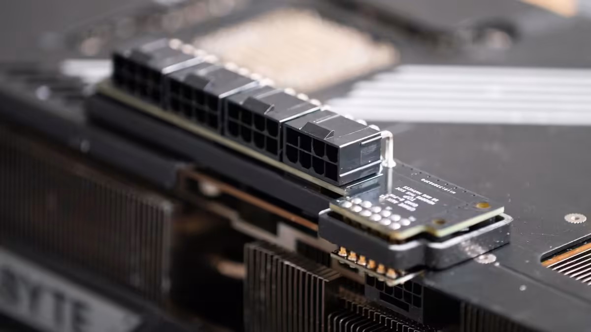 RTX 5090 : un mod à quatre connecteurs 8 broches réduit de moitié le courant 2 RTX 5090 : un mod à quatre connecteurs 8 broches réduit de moitié le courant