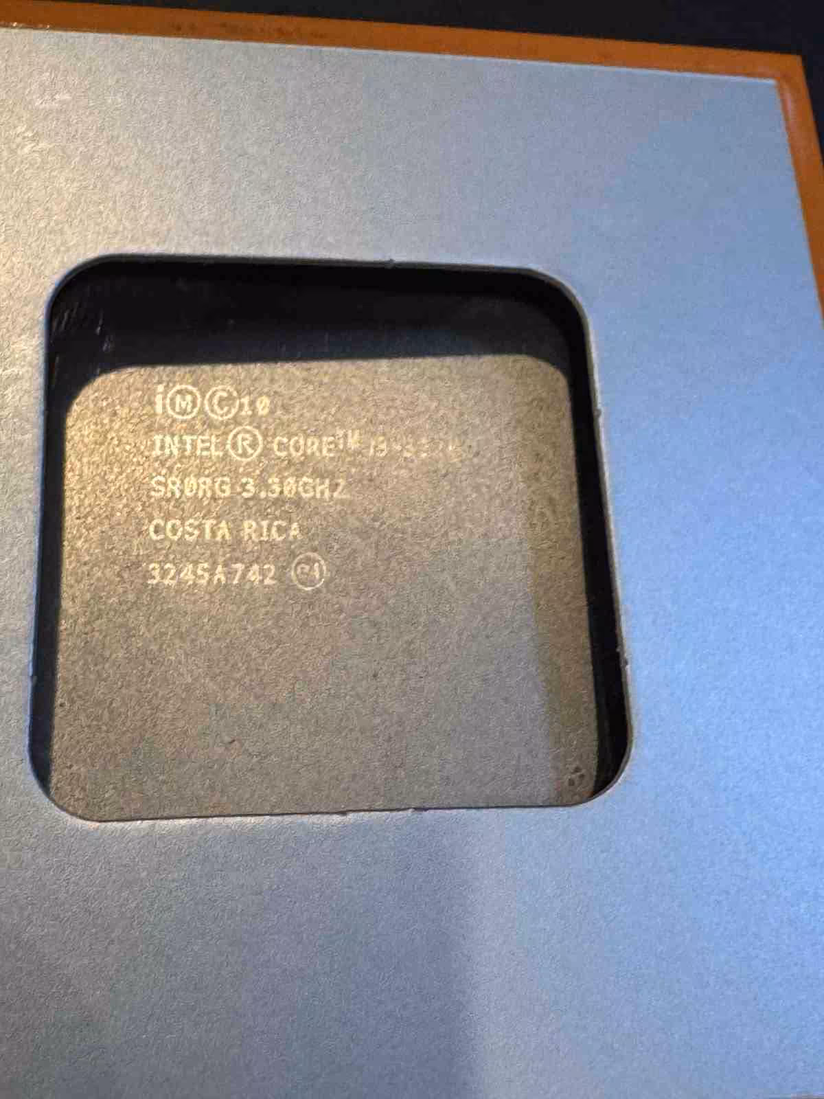 Processeur Intel Core i5 SR0RG 3,30 GHz dans son support de protection