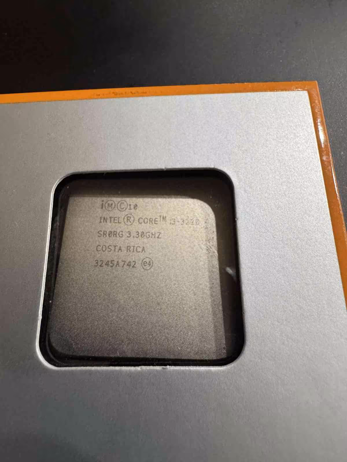 Processeur Intel Core i5 SR0RG 3,30 GHz dans un emballage gris bordé d’orange