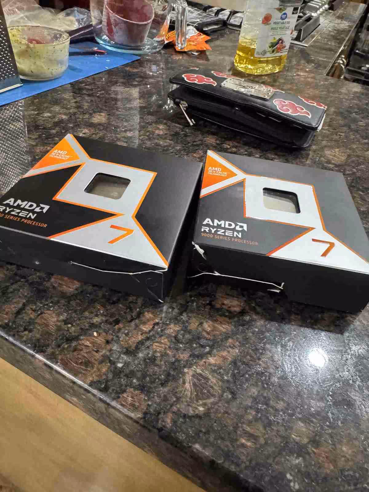 Deux boîtes AMD Ryzen 7 ouvertes sur un plan de travail de cuisine en granit