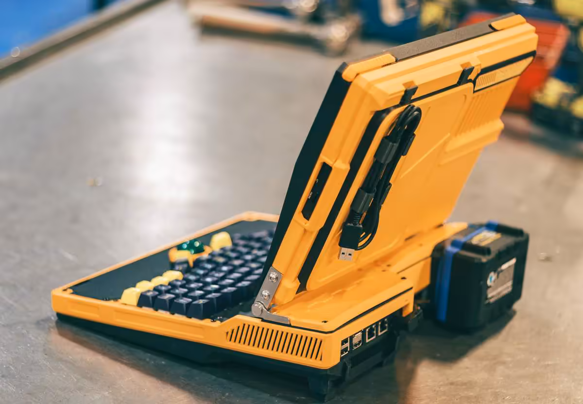 Slurptop : un cyberdeck Ryzen 7 avec clavier mécanique et batterie d’outil