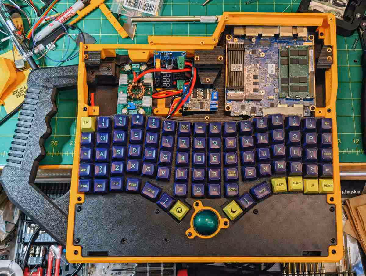 Slurptop : un cyberdeck Ryzen 7 avec clavier mécanique et batterie d’outil