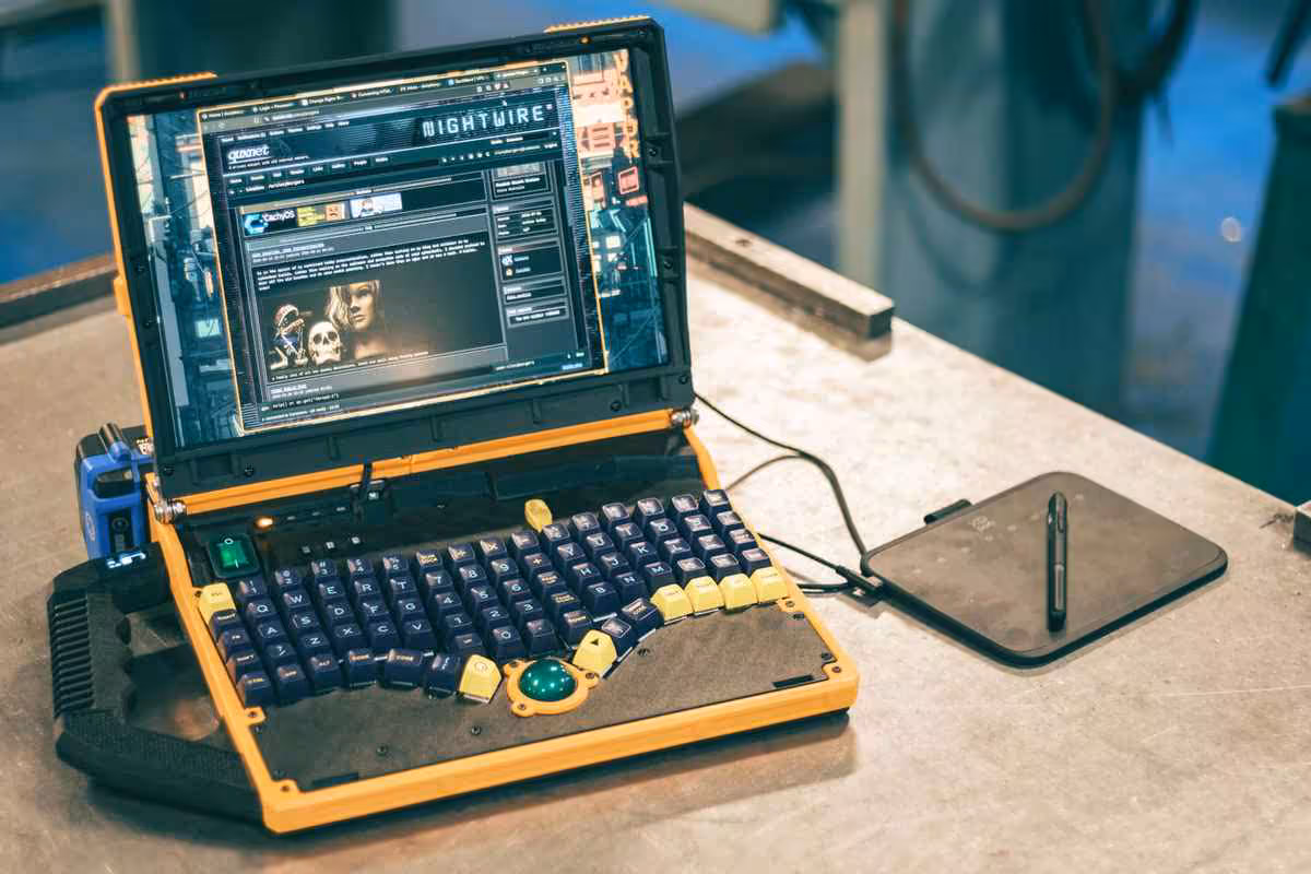 Slurptop : un cyberdeck Ryzen 7 avec clavier mécanique et batterie d’outil