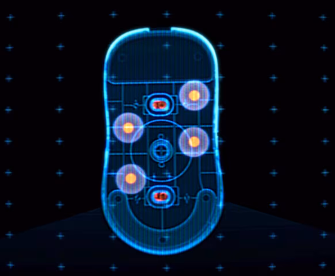 Souris gaming Pulsar : deux capteurs pour ajuster virtuellement leur position 2 Vue sous la souris gaming Pulsar illustrant plusieurs capteurs lumineux et composants internes