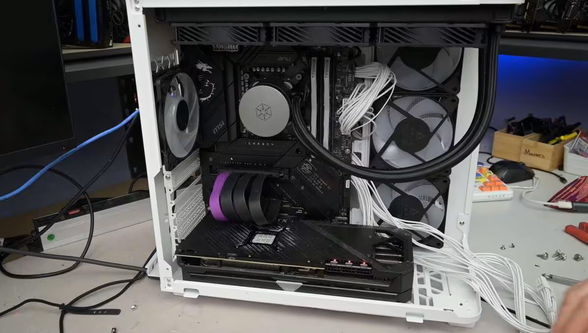 Température GPU : un montage latéral fait chuter le hotspot de 19 °C en charge 3 Configuration PC ouverte avec carte graphique NVIDIA GeForce RTX installée horizontalement sur un établi
