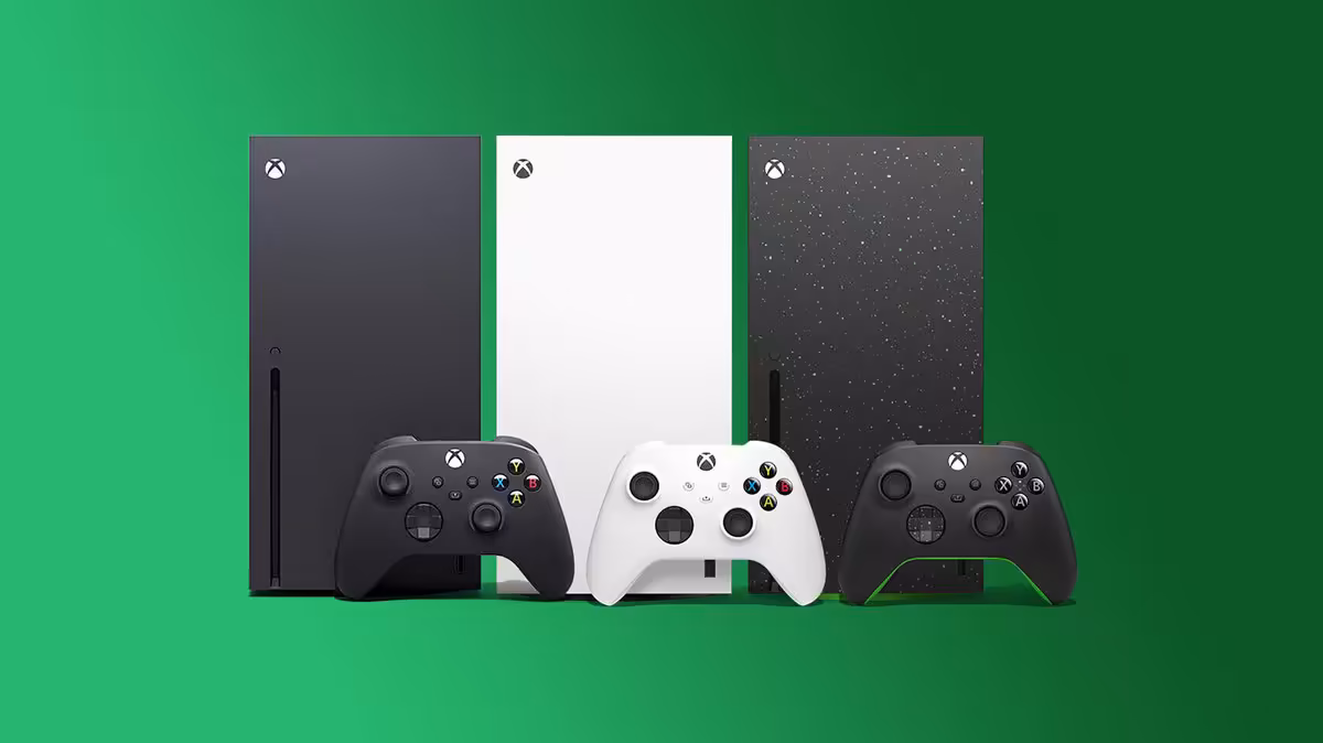 Consoles Xbox Series X et Series S avec trois manettes Xbox sur fond vert