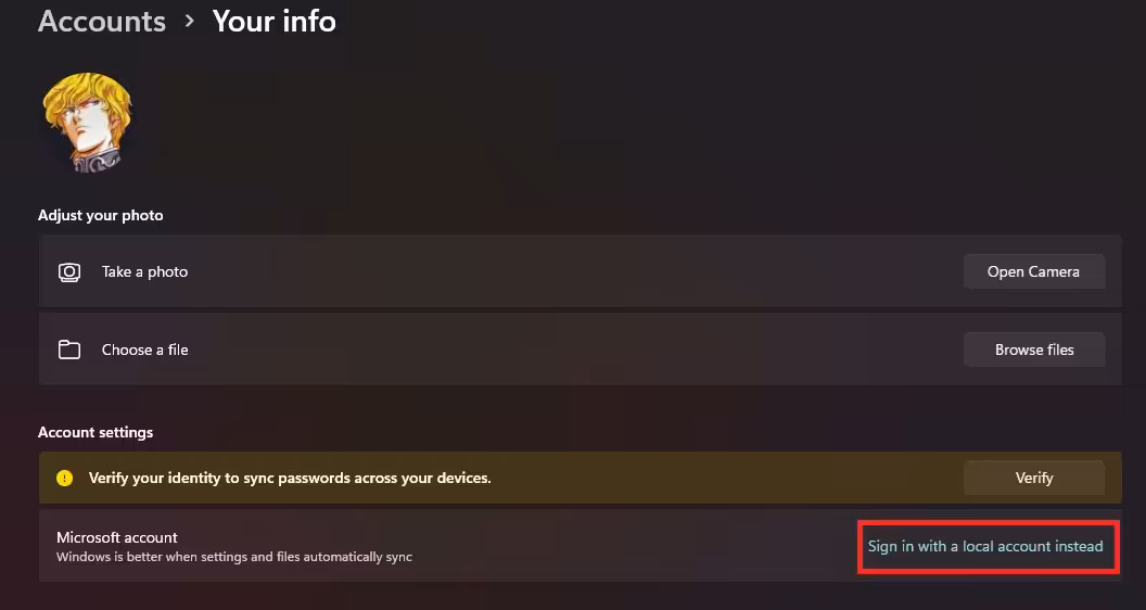 Paramètres Windows 11 Comptes, avec lien « Sign in with a local account instead » encadré