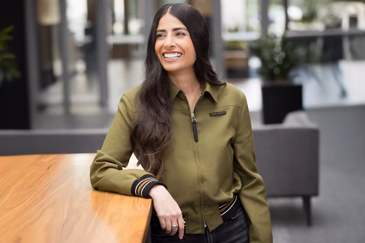 Xbox : Asha Sharma juge les nouvelles licences indispensables à la survie 2 Asha Sharma, dirigeante Xbox, souriante dans un espace de travail moderne